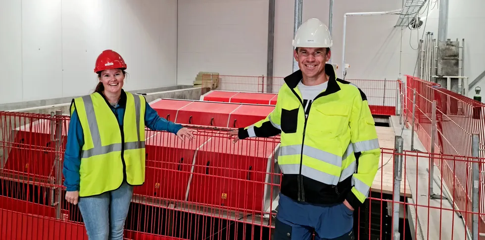 Maia Langøy Eggen og Børge Andreassen, daglig leder i Salten Smolt AS, foran RAS-anlegget.