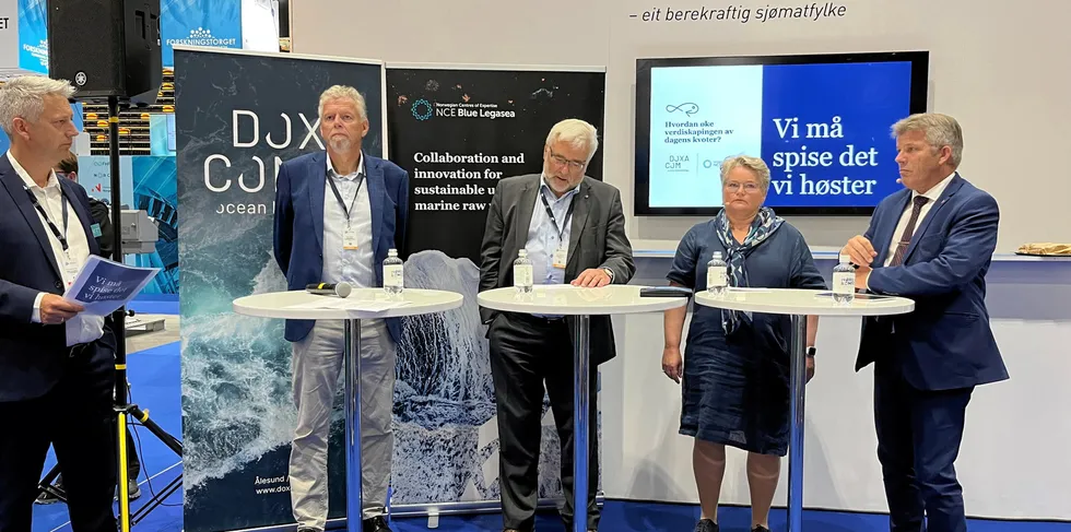 Fra venstre: Øyvind Michael Olsen rådgiver og partner Doxacom, Otto Gregussen, medlem av Tveiteråsutvalget og daglig leder i Gregussen Fiskerirådgivning, Tore Roaldsnes, daglig leder i Bluewild, Margareth Kjerstad, forsker og fiskeforedler i CFood Norway og fiskeriminister Bjørnar Skjæran (Ap).