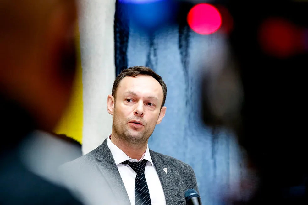 SV-nestleder Torgeir Knag Fylkesnes (SV) skal ha truet regjeringspartiene med å stemme ned lakseskatten sammen med Høyre og Frp dersom SV ikke fikk flere og betydelige gjennomslag i forhandlingene.