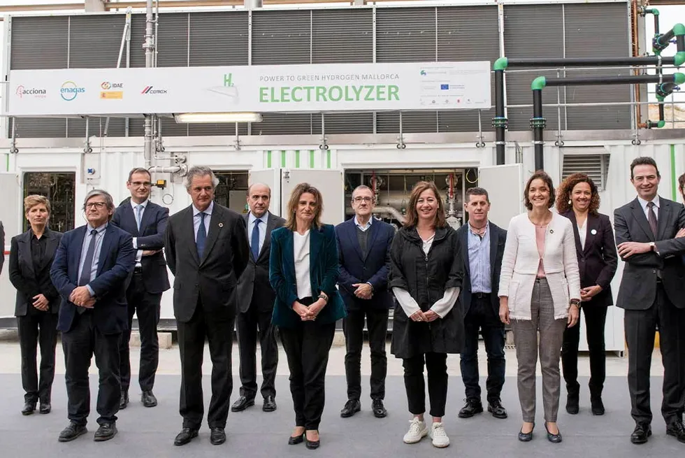 Spanish government ministers Teresa Ribera (third from left, front row) and Reyes Maroto (second from right, front row) and senior executives pose at the inauguration of the project in March 2022.