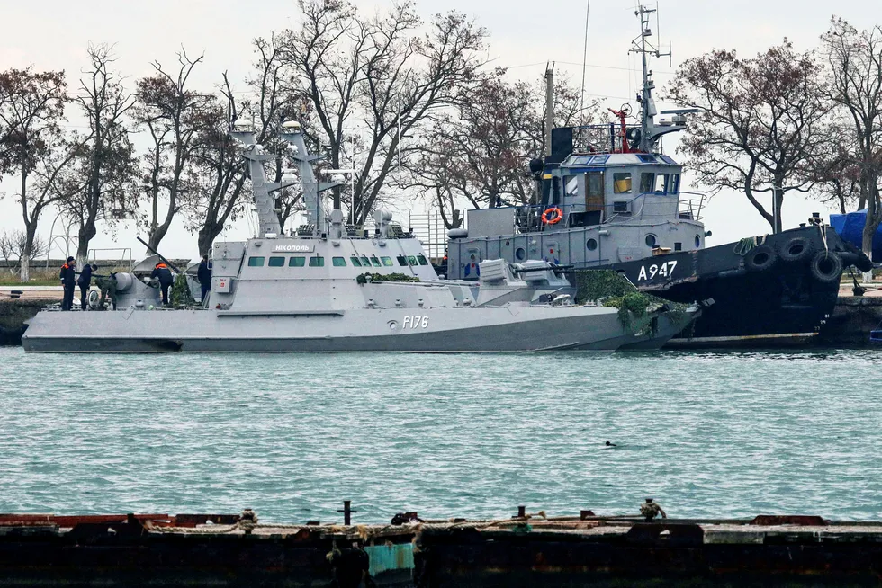 Russiske fartøyer skjøt og tok kontroll over ukrainske marinefartøyer i Svartehavet ved inngangen til Kertsjstredet og Azovhavet søndag.