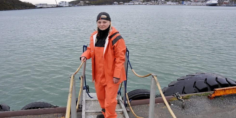 Fisker og varsler Ania Johanne Nikolaisen ble slått ned denne uken. Hun tror det har en sammenheng med at hun varslet om dårlige forhold på en fiskebåt hun jobber på. Bildet er tatt noen uker før voldshendelsen.