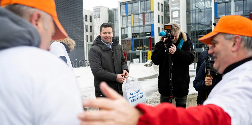 Stortingspolitiker Geir Pollestad møtte i mars demonstrerende laksearbeidere utenfor Senterpartiets landsmøte.