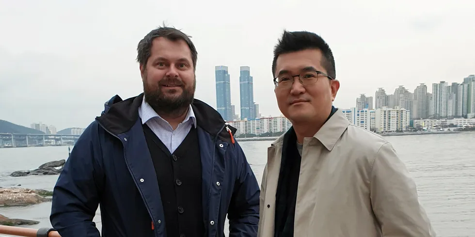 Salmon Evolution-sjef Håkon André Berg sammen med Yun Ki Yun i Dongwon Industries og styremedlem i Salmon Evolution. Bildet tatt i Seoul i forbindelse med landbasertselskapets satsing i Sør-Korea.