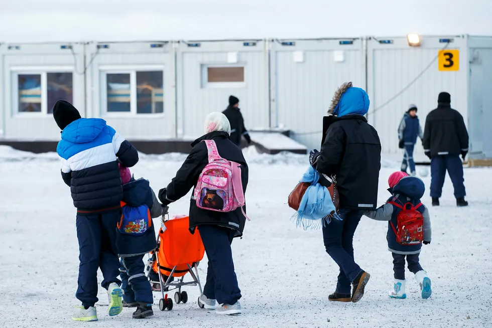 Asylsøkere ved ankomstsenteret for flyktninger i Kirkenes, etter at de hadde krysset grensen til Russland ved Storskog. Foto: Poppe, Cornelius,/NTB scanpix