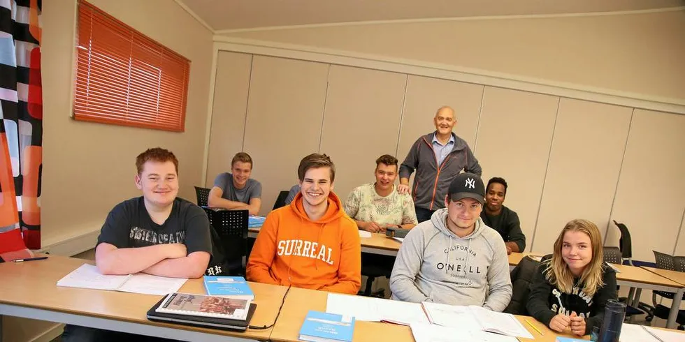 Ivrig og engasjert gjeng på skolebenken sier lærer Jan-Roger Knudsen (bak).Foto: Silje Helene Nilsen