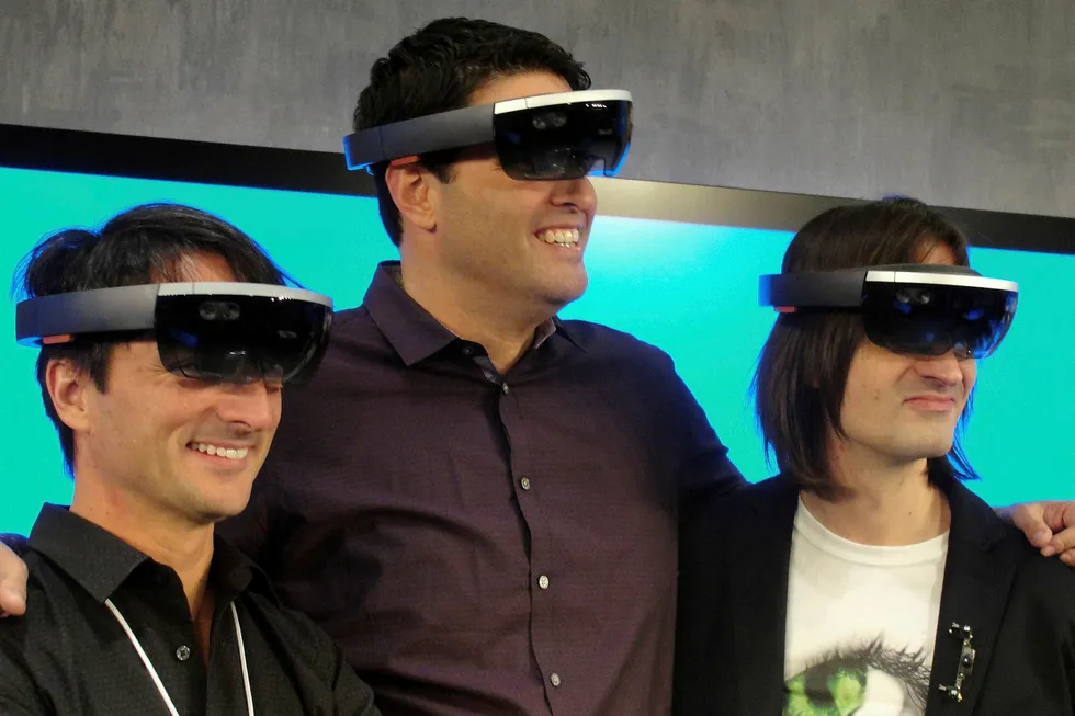 Microsoft-toppene Joe Belfiore (til venstre), Terry Myerson og Alex Kipman poserer med HoloLens-briller. Foto: Glenn Chapman/AFP/NTB Scanpix