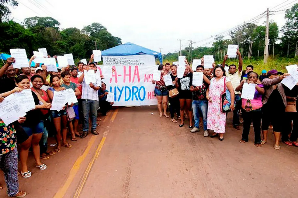 Utslippene fra Hydros anlegg i Brasil kan øke konflikten med lokalbefolkningen, tror forsker. Her fra demonstrasjoner i 2017. På plakaten står det: A-ha lyver, Hydro dreper. Hydro sponset konsert med Aha i Barcarena høsten 2015. Foto: Jack Collins
