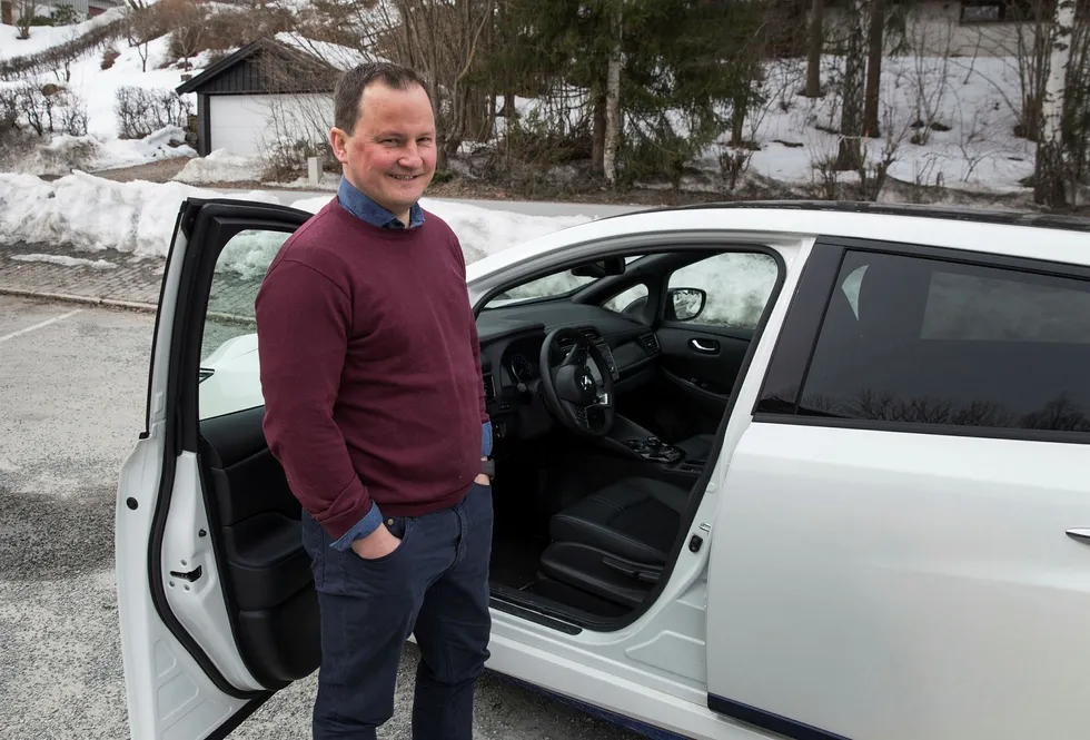 Knut Arne Marcussen, informasjonssjef i Nissan Norge, med den nye generasjonen Leaf som allerede nå er Norges mest solgte bil. Foto: Embret Sæter
