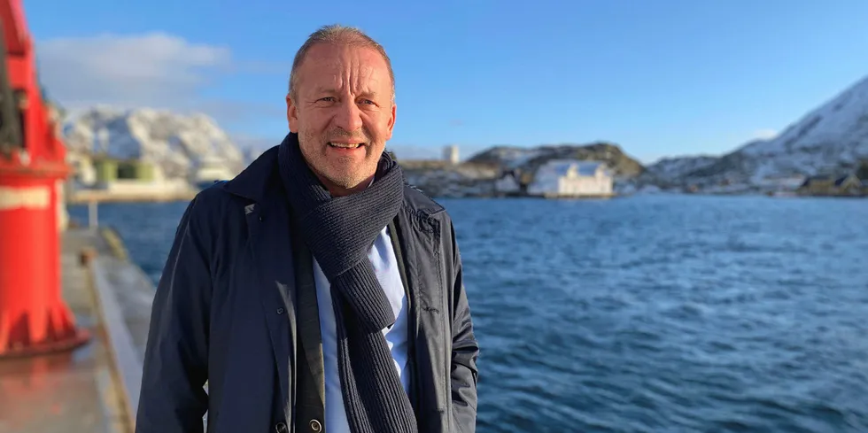 Geir-Inge Sivertsen, fiskeri- og sjømatminister er i hardt vær her hjemme for tiden. I morgen reiser han til London for møte med sin britiske ministerkollega.