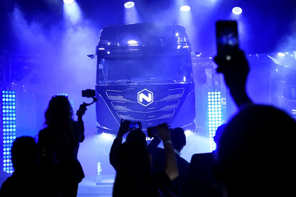 Nicolai Tangen og Oljefondet har troen på lastebilprodusenten Nikola. Her vises en av Nikolas lastebiler frem på et arrangement i Torino, Italia.