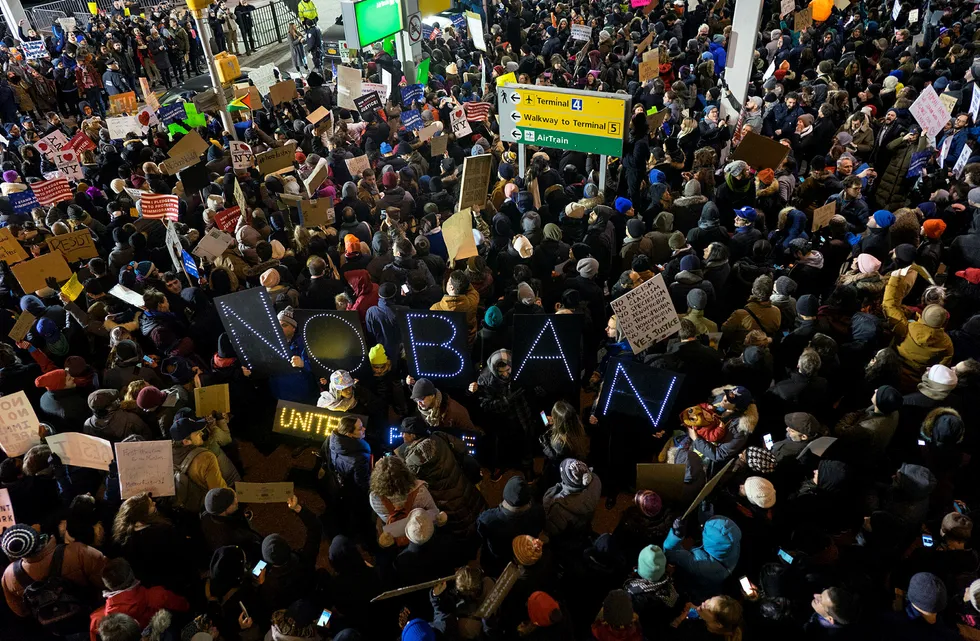 På flere flyplasser i USA har folk samlet seg i protest mot Trumps innreiseforbud. Foto: Craig Ruttle / AP / NTB scanpix