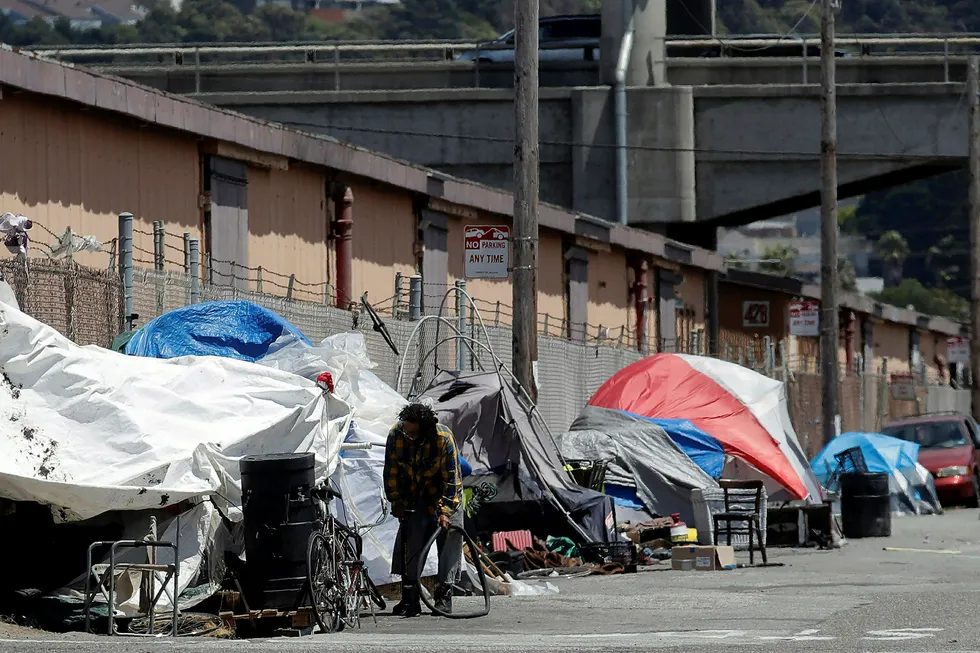 Apple øremerker milliarder mot boligkrisen i California. Bildet viser en teltleir for hjemløse i en gate i San Francisco.
