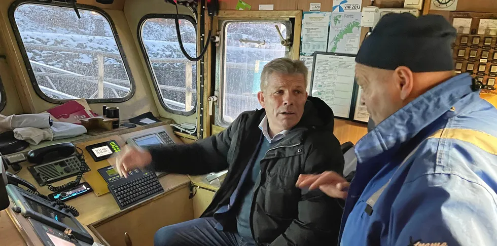 Fiskeri- og havminister Bjørnar Skjæran var tirsdag på besøk i Berlevåg. Her om bord den 10,65 meter lange sjarken «Trin Even», sammen med eier Thor Raimond Sivertsen.