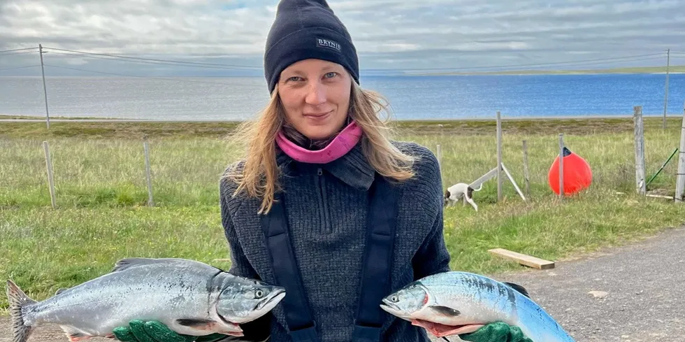 Sjarkfisker Mia Karine Johansen (33) sier det virker som folk har skjønt at pukkellaks er et godt alternativ til atlanterhavslaks. – Når pukkellaksen er fisket i sjøen og vi er nøye med å legge den på is, så holder kvaliteten seg. Det er en fantastisk matressurs.