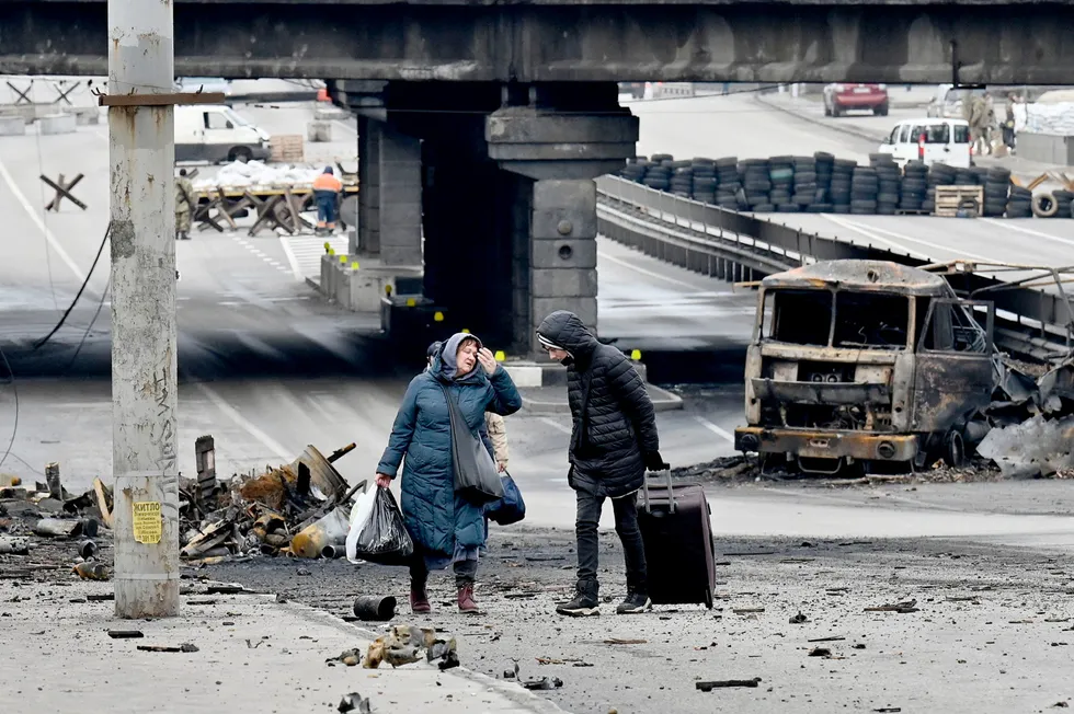 Regjeringen innfører midlertidig kollektiv beskyttelse for ukrainere på flukt. Her et bilde av to ukrainere på vei ut av landet. Siden invasjonen startet har over 1,2 millioner mennesker flyktet fra Ukraina.