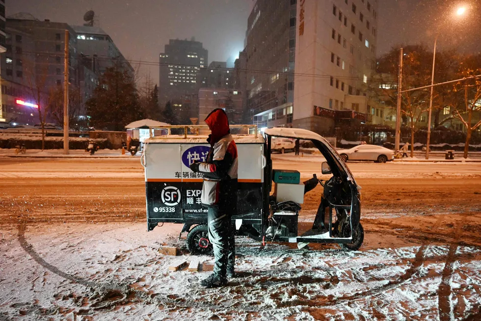 Det er full vinter i blant annet Beijing og nordlige deler av Kina. Snø og minusgrader kan påvirke detaljhandelsomsetningen i desember.