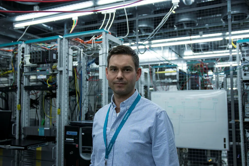 Porteføljeleder Torstein Dalen i rommet han beskriver som «hjernen» bak den nye teknologien, utviklet ved Siemens Stavanger.