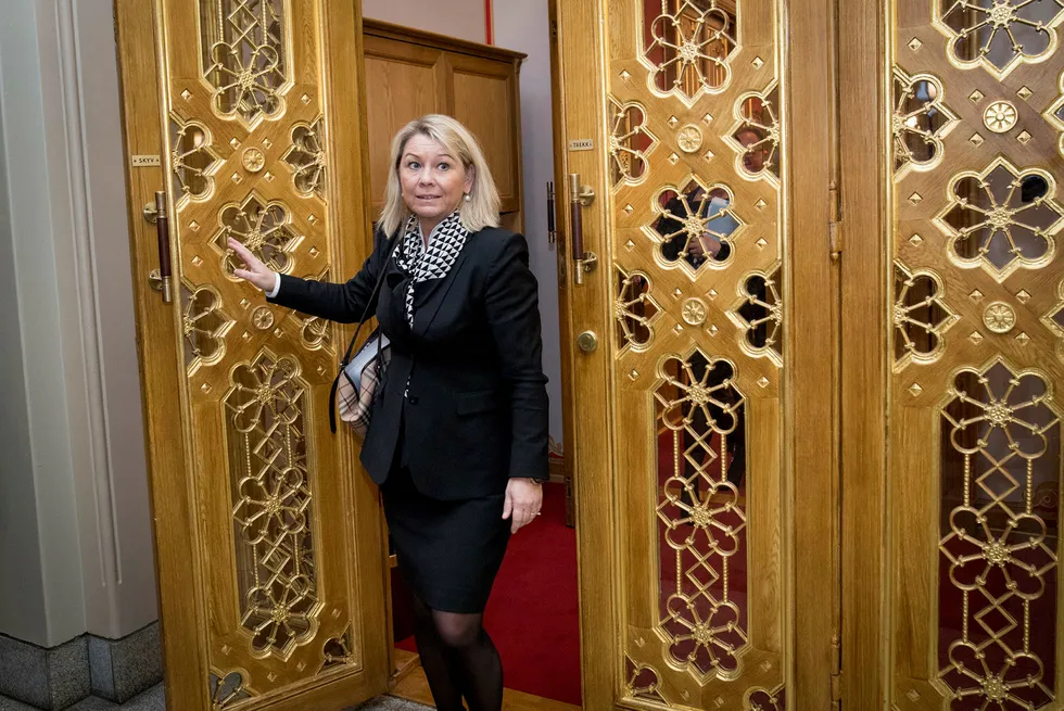 Monica Mæland frykter hele regionreformen kan ryke hvis Finmark og Troms ikke blir samlet til ett fylke. Her fotografert på vei ut av stortingssalen.