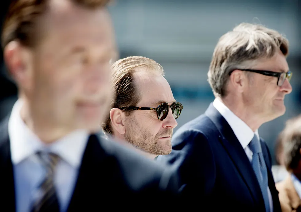 Akers storeier Kjell Inge Røkke (i midten) og Aker-sjef Øyvind Eriksen (til høyre) har fått merke koronakrakket på Oslo Børs. I forgrunnen Røkkes gamle makker Bjørn Rune Gjelsten.
