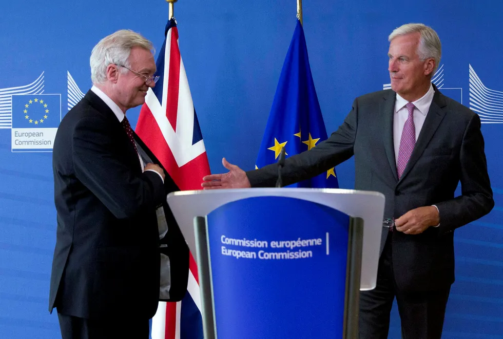 Sjefsforhandler i brexit-forhandlingene for EU Michel Barnier (til høyre) med Storbritannias brexit-minister David Davis. Foto: Virginia Mayo