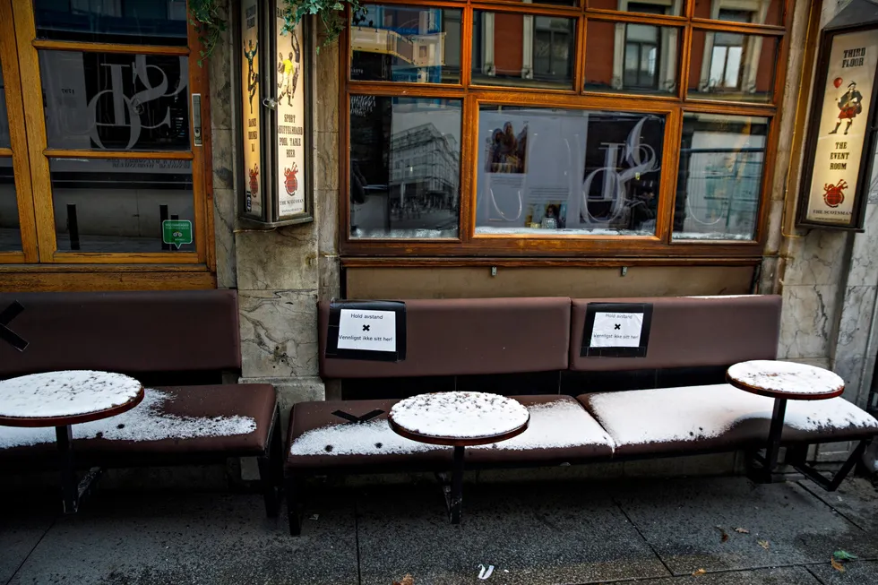 Røykebordene på Scotsman står tomme Det er lockdown og koronatomme gater i Oslo sentrum. Mutantviruset har stengt de fleste budtikkene, kun et fåtall butikker holder åpent.