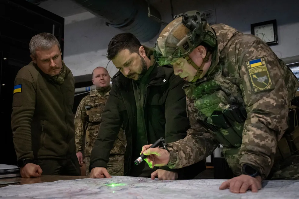 President Volodymyr Zelenskyj får orientering av Oleksandr Syrskyj, som nå er øverste militær leder.