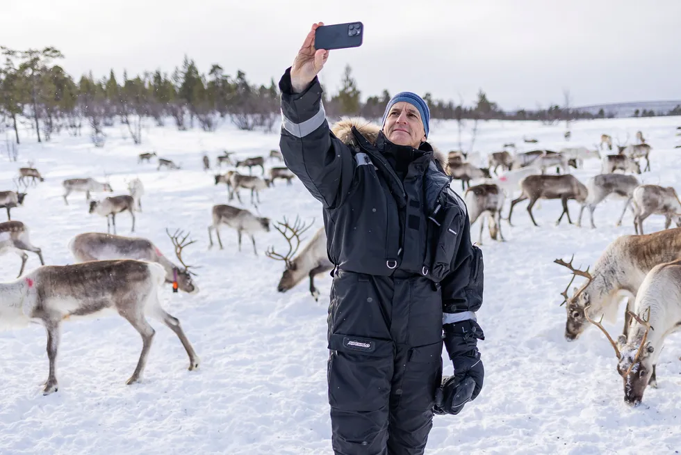 I sin iver etter å vise solidaritet med samer har nasjonale politikere, gjerne statsministre, dratt til Sapmi for å sette plaster på gamle sår. Her er Jonas Gahr Støre i Karasjok.