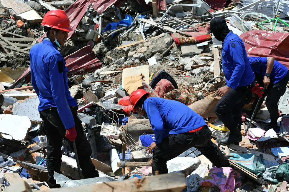 Det har vært to nye jordskjelv i Indonesia natt til tirsdag. Letemannskaper forsøker fortsatt å finne overlevende etter forrige ukes jordskjelv og tsunami i Sulawesi. Flere hundre tusen mennesker er direkte berørt.
