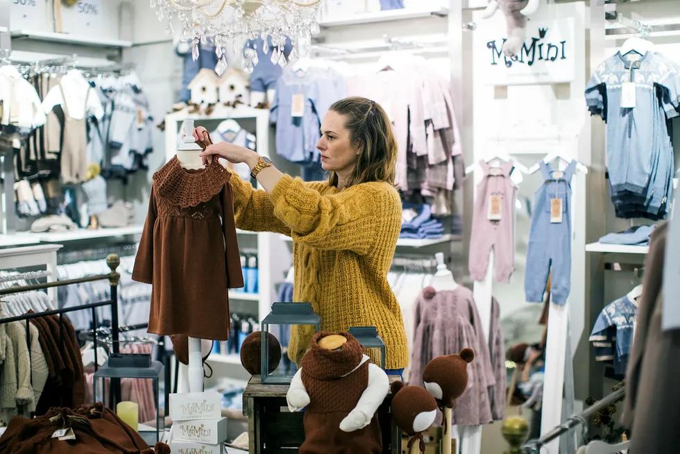 Designer Kristine Vikse kom over 20–30 nettbutikker som solgte produktetterligner av hennes design. Her fra sin butikk i Haugesund. Foto: Haakon Nordvik