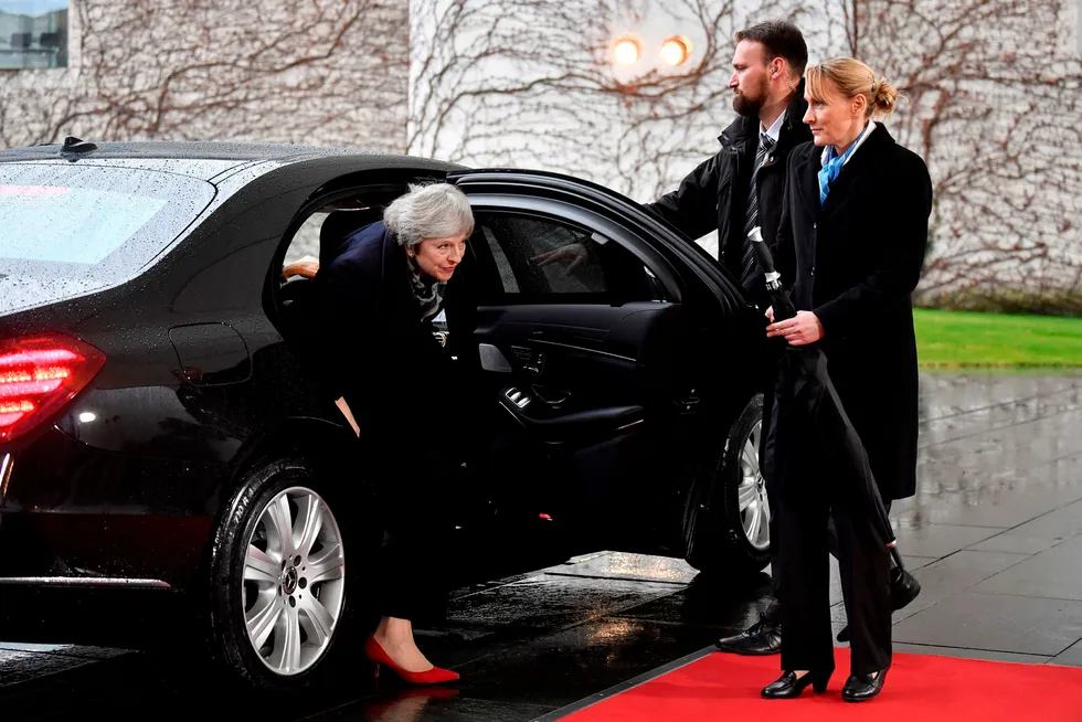 Tirsdag morgen dro statsminister Theresa May ut på en desperat rundtur i Europa for å få endret skilsmisseavtalen med EU. Her er hun ankommet Berlin og på vei til samtaler med den tyske statsministeren Angela Merkel.