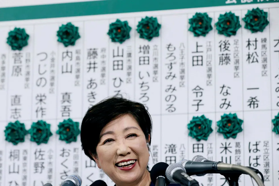 Tokyos guvernør Yuriko Koike truer posisjonen til statsminister Shinzo Abe. Hun har reist seg mot partiledelsen, vunnet to valg og etablert et nytt parti som gjorde nesten rent bord under valget i Tokyo i helgen og fikk flertall. Foto: Kyodo/Reuters/NTB Scanpix