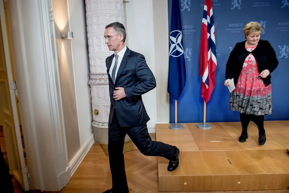 NATO-sjef Jens Stoltenberg samler medlemslandenes forsvarssjefer til møte onsdag neste uke. Stoltenberg var nylig på offisielt besøk i Norge, og da besøkte han blant annet statsminister Erna Solberg i statsministerboligen. Foto: Gorm K. Gaare