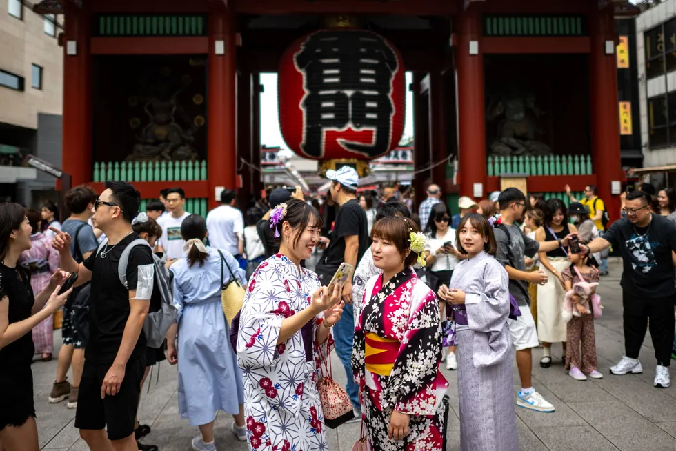 Japanske lønnsmottagere har fått en solid lønnsøkning i år og de børsnoterte selskapene leverer rekordhøye resultater. Det er usikre fremtidsutsikter for verdens tredje største økonomi. Her fra Sensoji Temple i Tokyo.