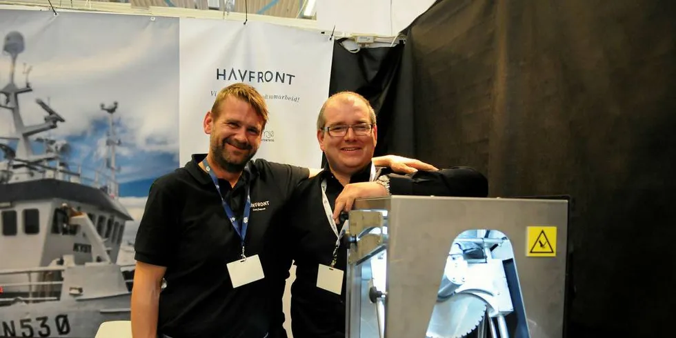 Fisker og testansvarlig Jon Atle Bjørnø og Marius Strømmen fra Bremanger viste frem den lille sløyemaskinen på Nor-Fishing i 2016. Foto: Kjersti Kvile