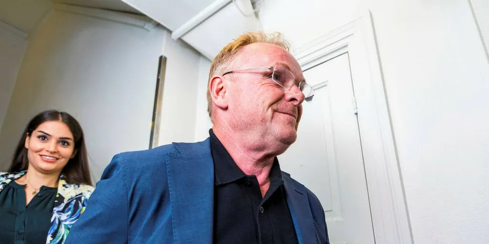 SAMMEN: Hånd i hånd går Per Sandberg og Bahareh Letnes til deres felles pressekonferanse etter at Sandberg trakk seg som fiskeriminister. Nå starter Sandberg et eget selskap.Foto: Gunnar Lier