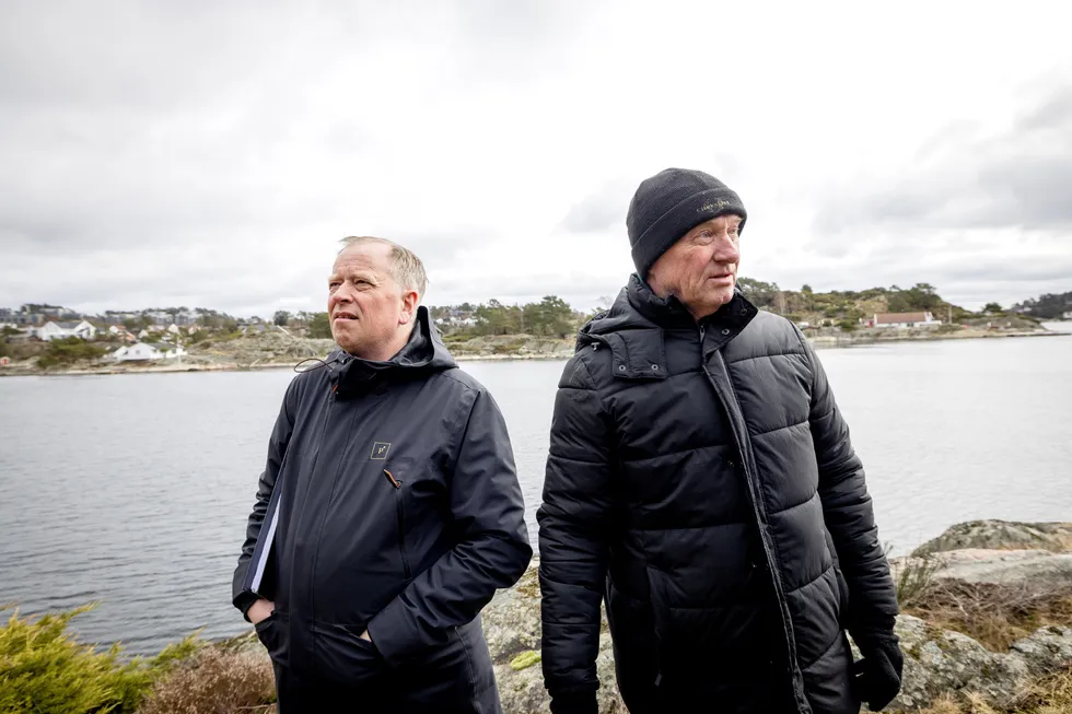 Børre Thoresen (til høyre) selger nå hytta i strandkanten utenfor Kristiansand. – Jeg er overbevist om at det vil bli stor interesse. For det kommer ikke mange slike eiendommer til salgs i år, mener Gustav Sædberg hos Privatmegleren Sædberg & Lian.
