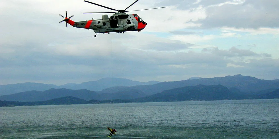 Illustrasjonsfoto av redning til havs. Her er et SeaKing-redningshelikopter på øvelse.