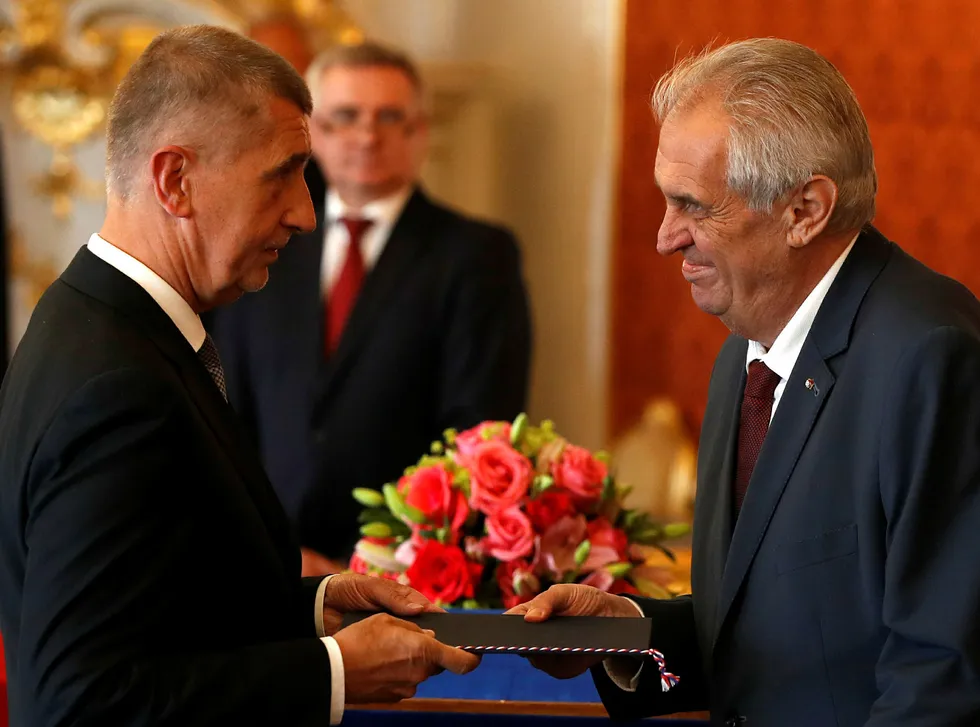 Milliardæren Andrej Babis (t.v.) ble onsdag utnevnt til statsminister av president Milos Zeman. Foto: AP/NTB scanpix