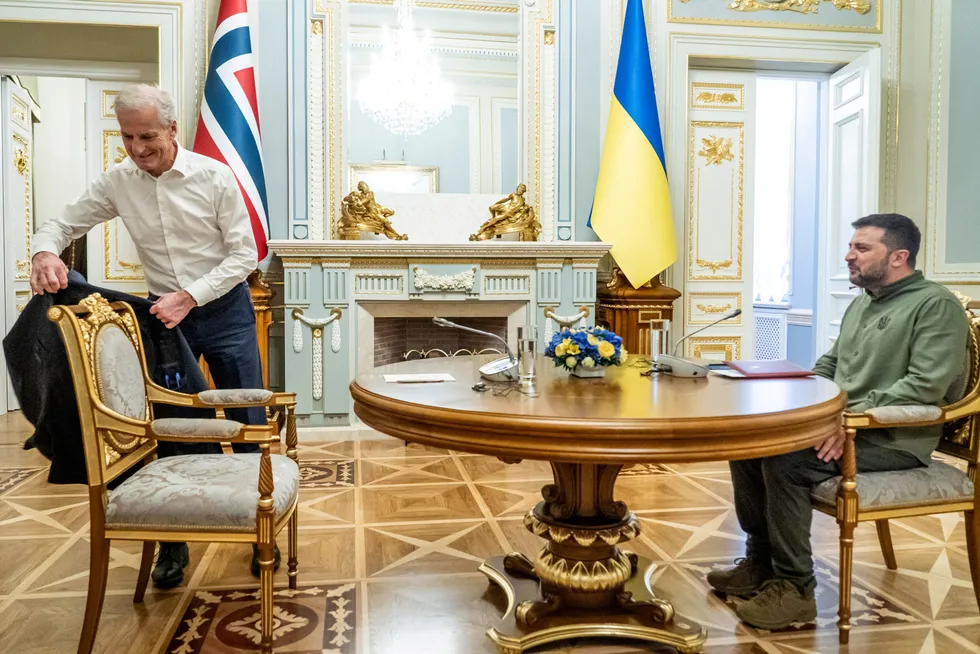 Statsminister Jonas Gahr Støre har en bilateral samtale sammen med Ukrainas president Volodymyr Zelenskyj i Kyiv. «Jeg er slett ikke imponert over at statsminister Støre stiller i Kyiv som en Johnny-come-lately», skriver artikkelforfatteren.