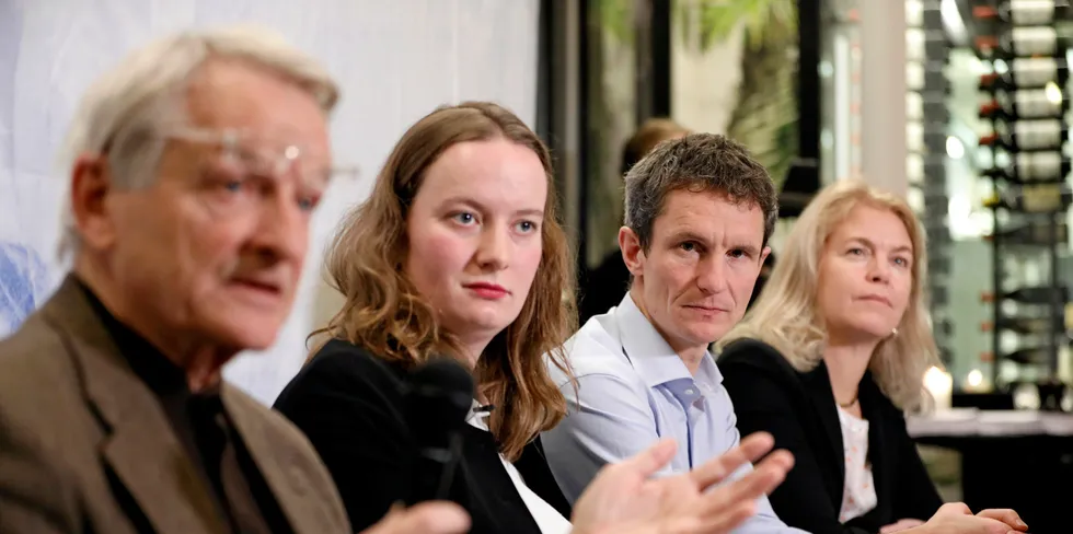 KLIMARETTSSAKEN: Truls Gulowsen, Greenpeace, Ingrid Skjoldvær fra Natur og Ungdom, Ketil Lund fra Besteforeldrenes klimaaksjon og advokat Cathrine Hambro under pressekonferansen etter at Greenpeace, Natur og ungdom og Besteforeldrenes klimaaksjon tapte klimasøksmålet mot staten om å stanse videre oljeutvinning i Barentshavet.