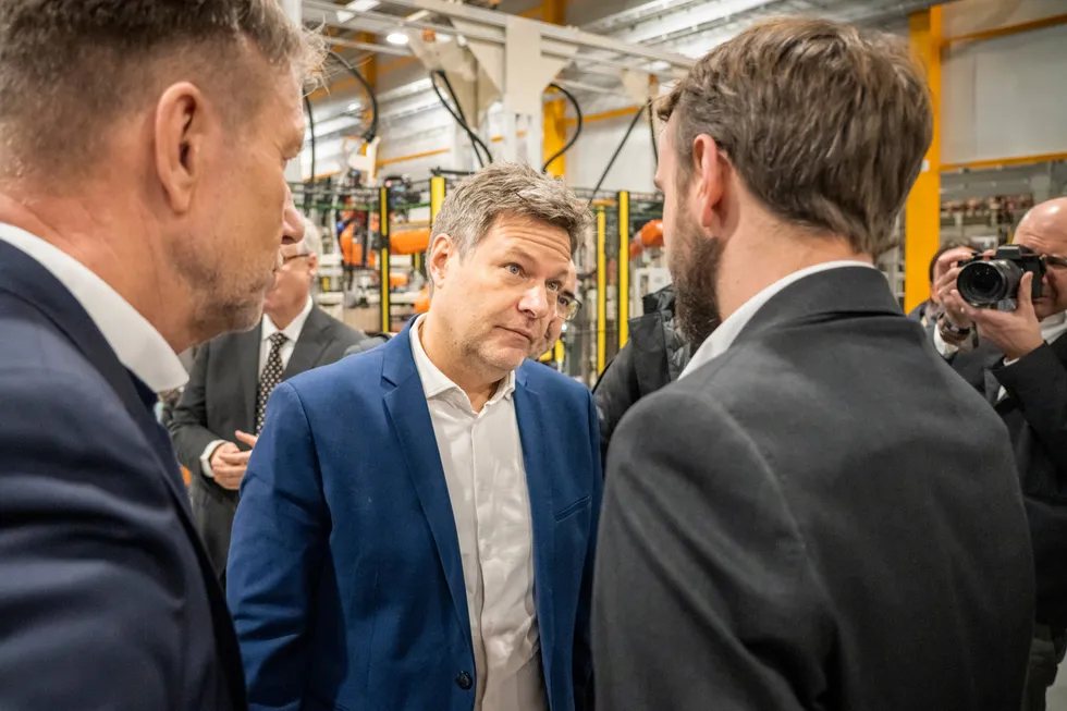 Visekansler Robert Habeck besøkte hydrogenselskapet Nel på Herøya sammen med olje- og energiminister Terje Aasland og næringsminister Jan Christian Vestre i januar. Gal retning, mener tyske klimaforkjempere.