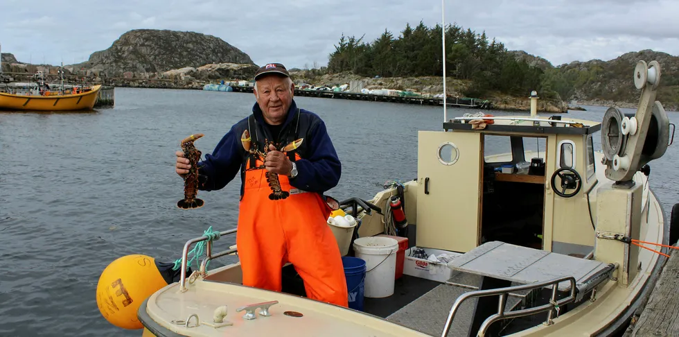 BRA HUMMERFISKE: - Det ser lysere ut for hummerfisket, sier fritidsfisker Torger Torgersen fra Egersund. Han fikk et snitt på en halv hummer per teine i to første trekkene ved Sælør i Lyngdal.