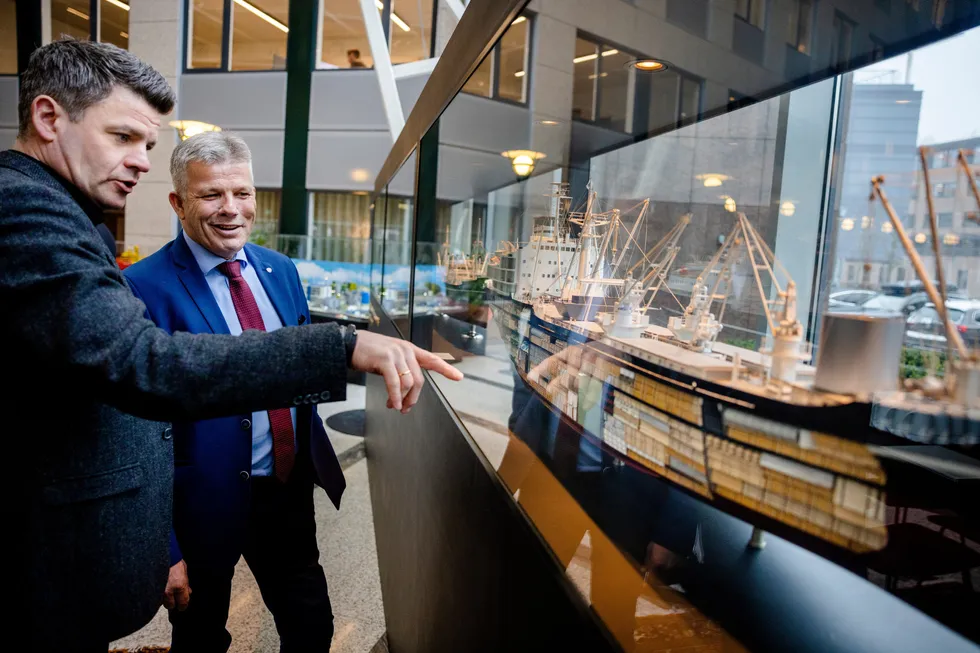 Det var god stemning da Lasse Kristoffersen og Bjørnar Skjæran inspiserte modeller av gamle Wallenius Wilhelmsen-skip. Det blir ikke like god stemning om regjeringen lytter til skatteutvalgets forslag, varsler Kristoffersen.