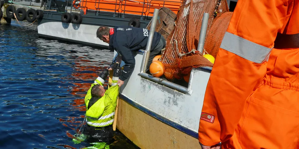 Redningsaksjon i havna i Ålesund som en demonstrasjon for deltakerne på Sikker fisker-konferansen.