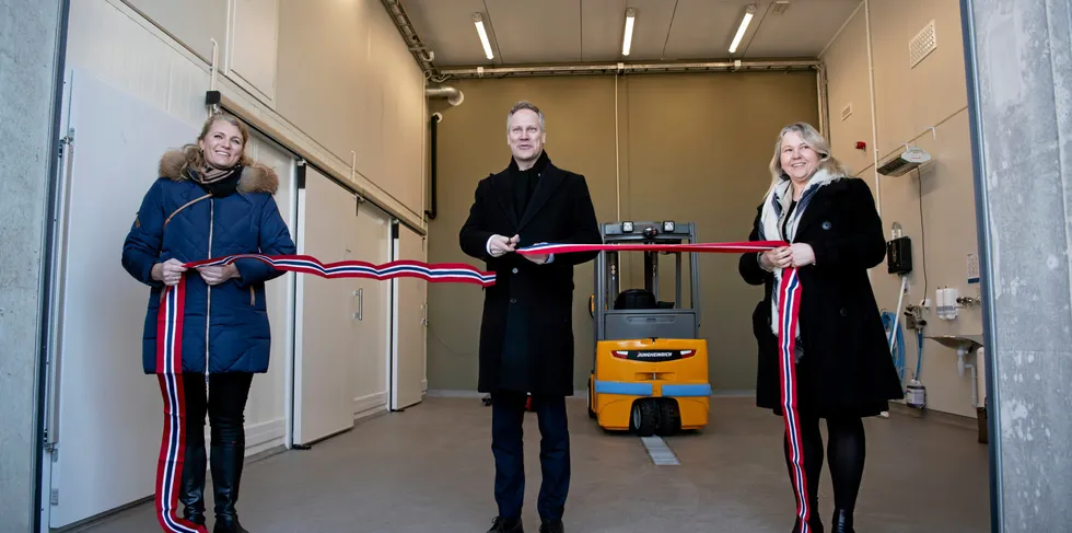 Lise Petterson i Mattilsynet, samferdselsminister Jon Ivar Nygård og Elisabeth Wilmann i Mattilsynet åpnet grensestasjonen torsdag denne uken.