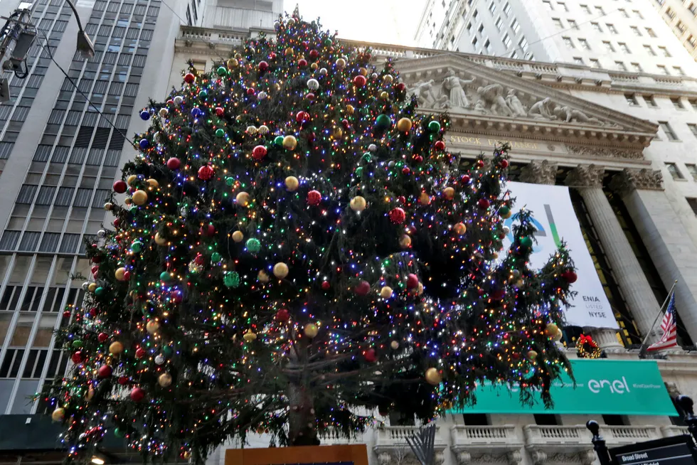 Det tradisjonsrike juletreet til New York-børsen lyser opp på Wall Street for 93. året på rad.