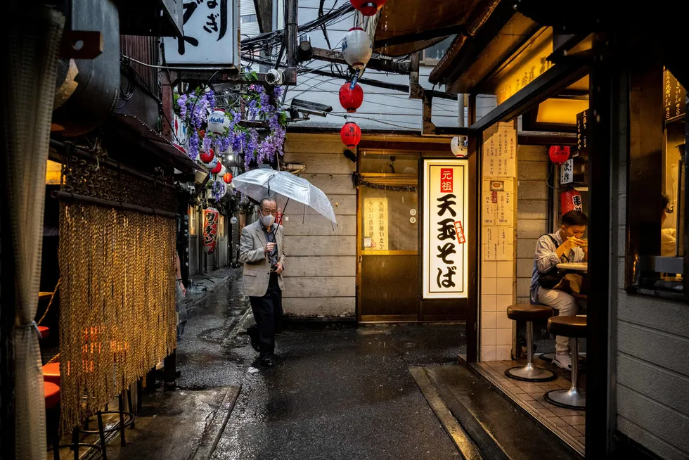 En svak japansk yenkurs har gjort Japan til en favoritt for turister fra hele verden. Den svake valutaen sneder også eksporten til nye rekorder. Her fra Shinjuku-området i Tokyo tirsdag kveld da et kraftig regnær satte inn.