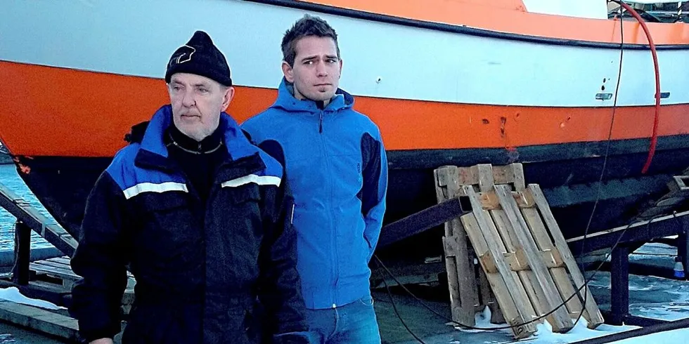 Fredrik Fredriksen (t.h) og Dagfinn Skarsvåg har havnet i en vanskelig situasjon etter at «Larvikguten» gikk ned ved kai forrige uke under uværet i Nord-Norge. Foto: Suphaphon Størksen