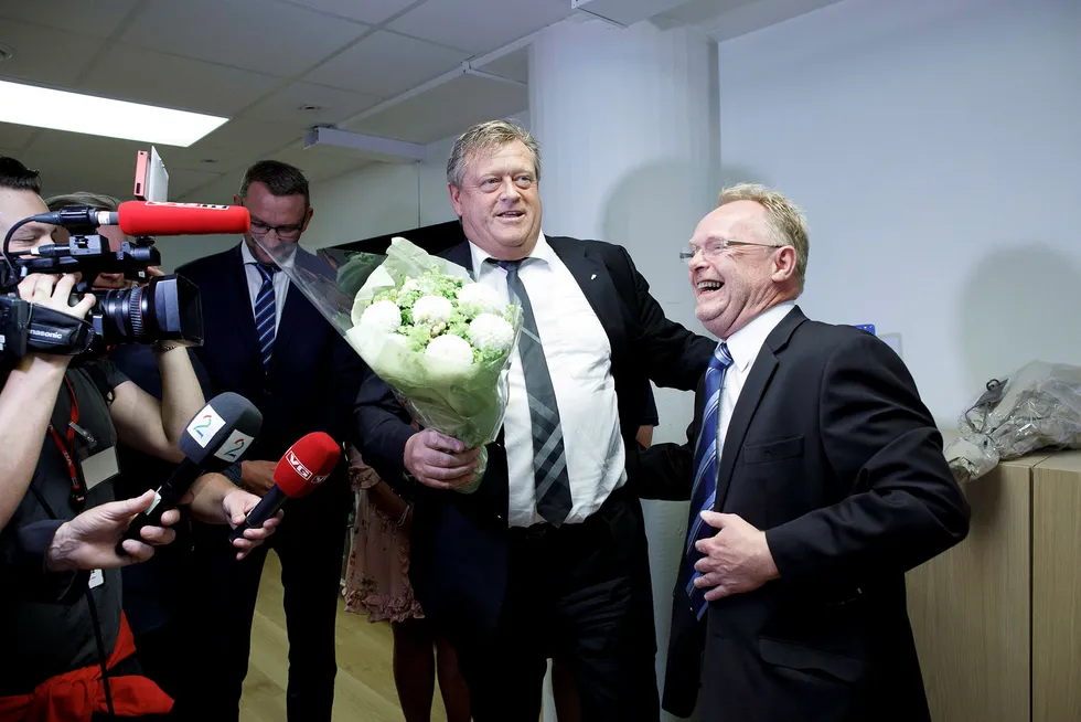 Fra seansen i Fiskeridepartementet mandag der nylig avgått fiskeriminister Per Sandberg (Frp) (til høyre) ga nøkkelen til etterfølgeren Harald Tom Nesvik (Frp).
